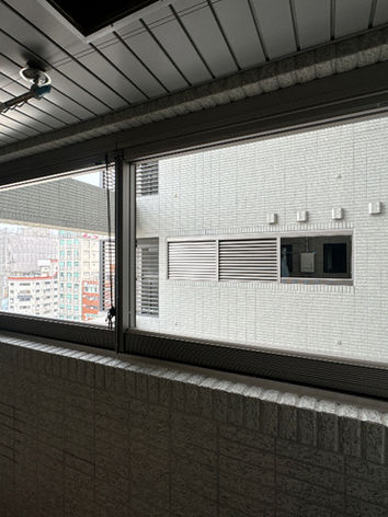 工作陽台、後陽台升降百葉窗安裝外視效果。葉片全開大視野。