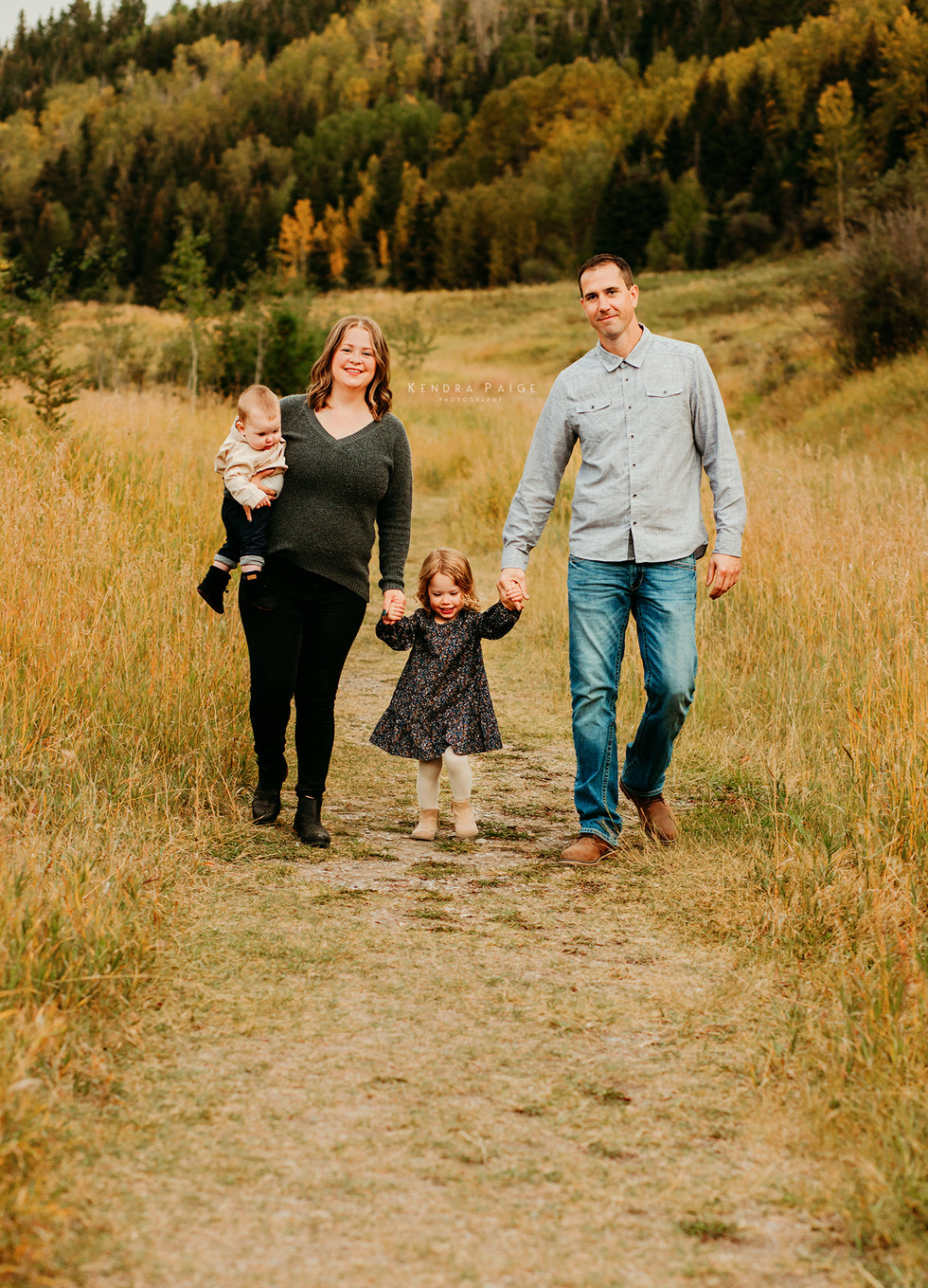 Outdoor family photographer, Calgary, Alberta