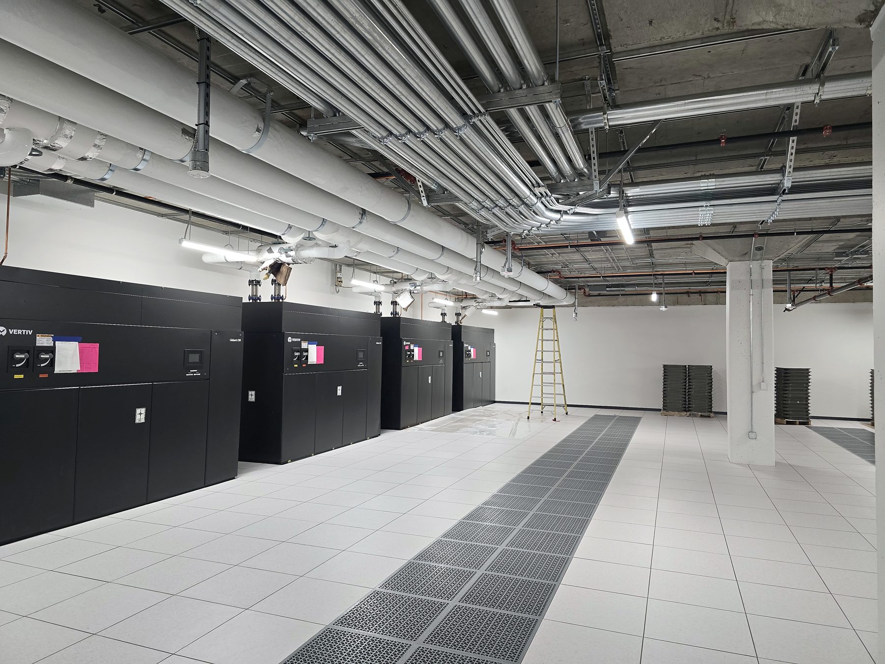 Cologix VAN4 data hall with overhead ductwork