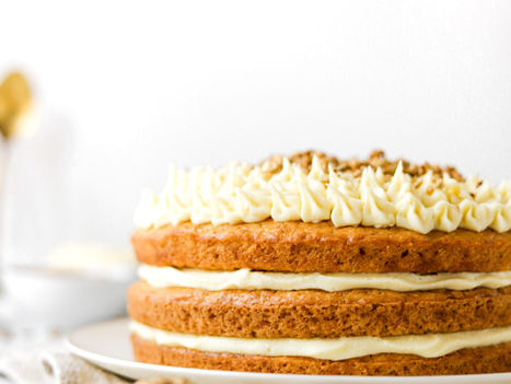 Bolo Vegan de Cenoura com Buttercream de Chocolate Branco e Recheio de Caramelo Salgado de Tâmaras