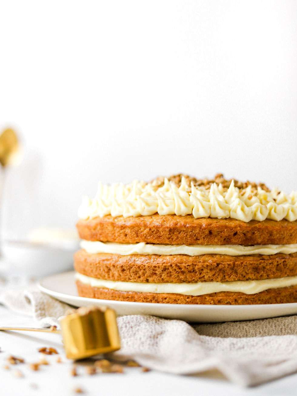 Bolo Vegan de Cenoura com Buttercream de Chocolate Branco e Recheio de Caramelo Salgado de Tâmaras