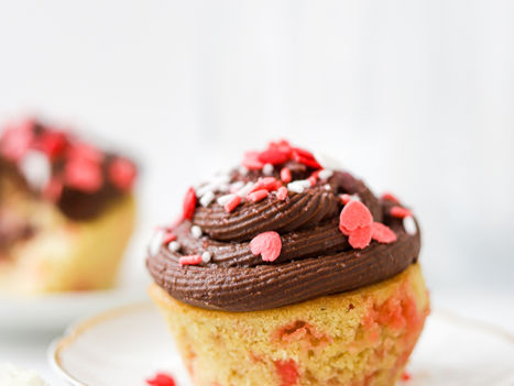 Cupcakes Funfetti Vegan com Doce de Morango e Cobertura de Chocolate - Dia dos Namorados