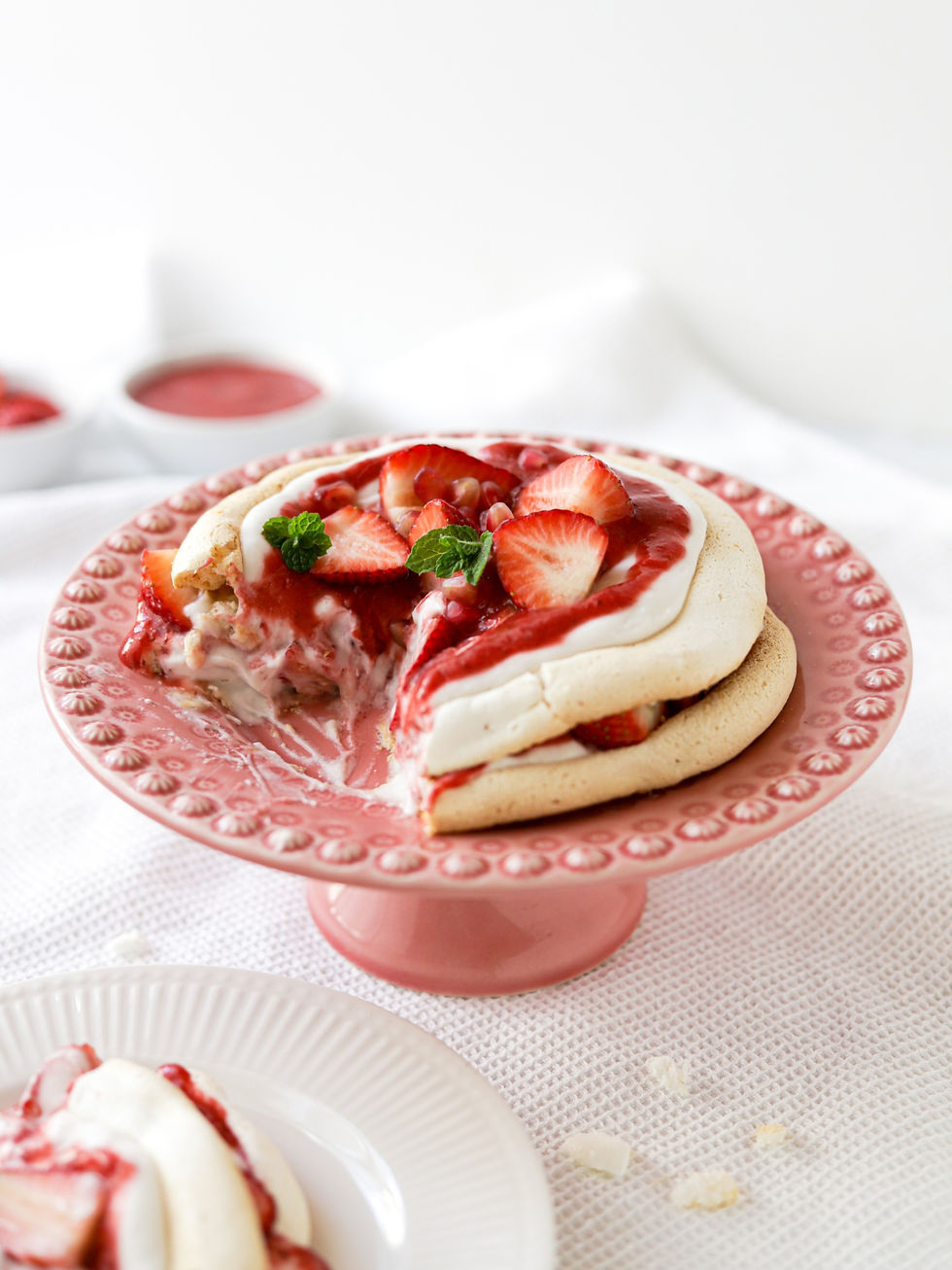 Pavlova Vegan com Chantilly de Coco e Morangos