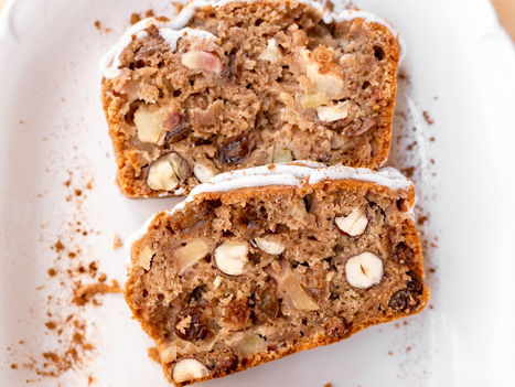 Bolo Vegan de Outono com Maça, Passas e Avelãs