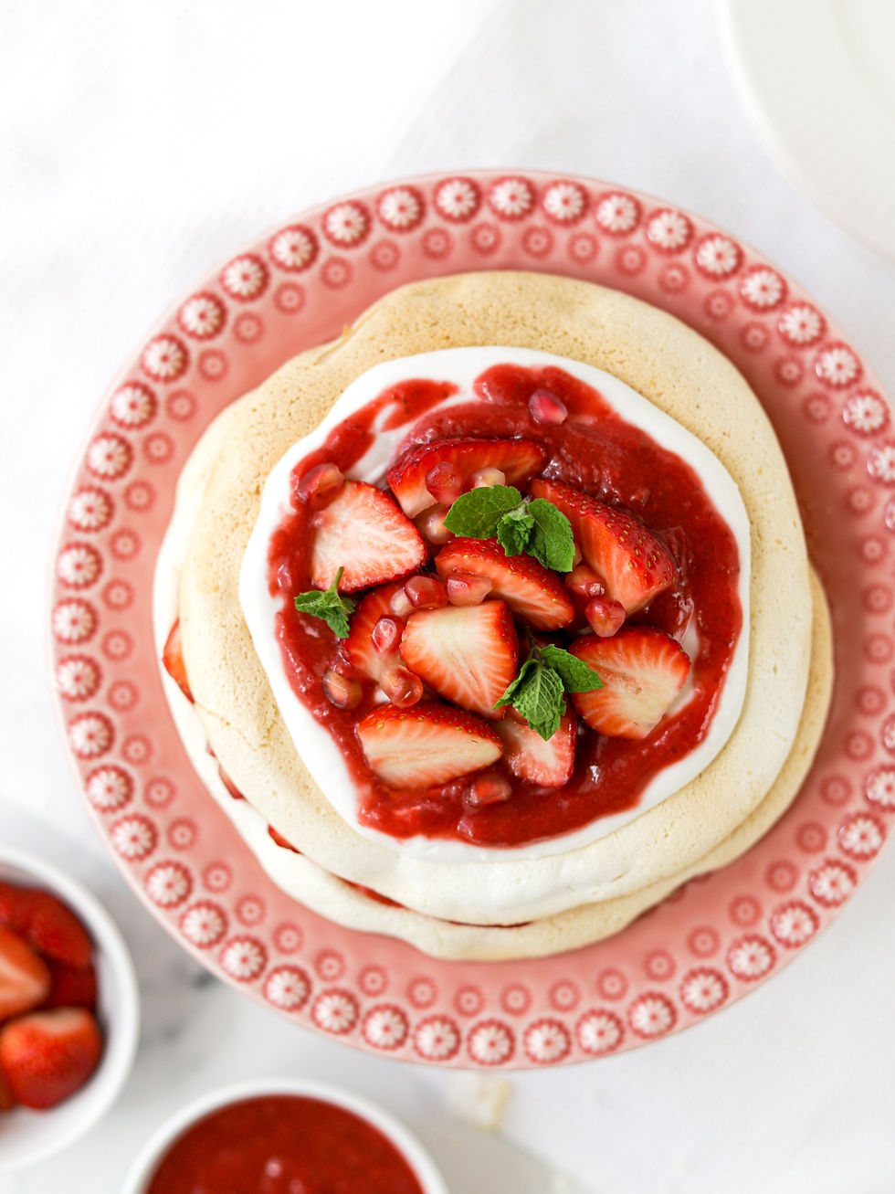 Pavlova Vegan com Chantilly de Coco e Morangos