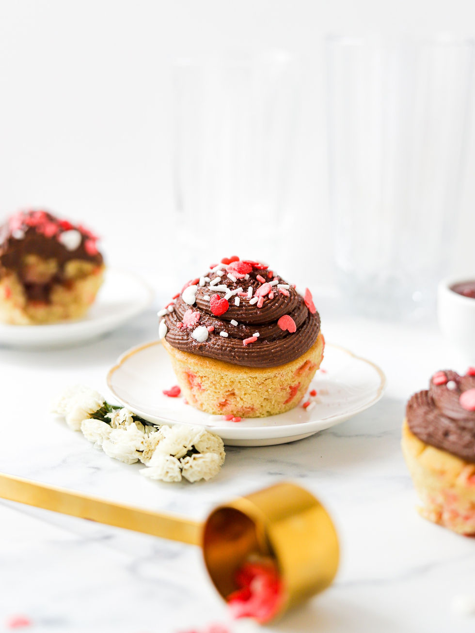 Cupcakes Funfetti Vegan com Doce de Morango e Cobertura de Chocolate - Dia dos Namorados