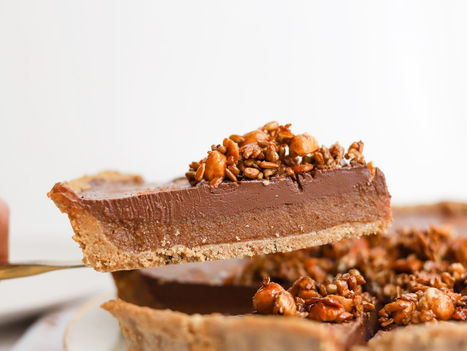 Tarte Vegan de Caramelo Salgado com Chocolate e Praline de Sementes de Girassol e Avelã