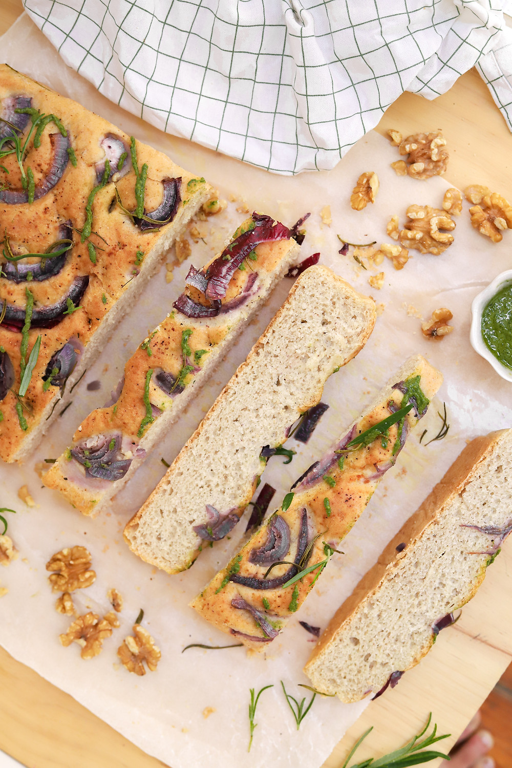 Focaccia com cebola roxa e alecrim