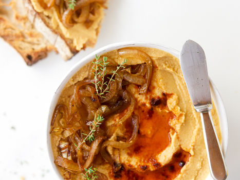 Hummus de Cebola Caramelizada e Tomilho