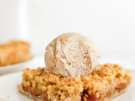 Tarte Vegan de Maça com Crumble e Gelado de Tâmaras