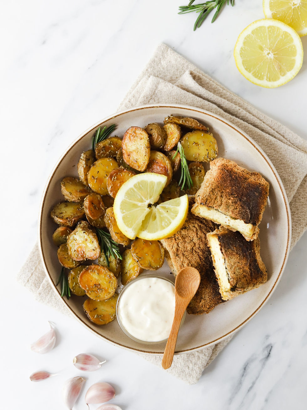 Tofu Panado no Forno com Batatas Assadas e Maionese de Alho - Fish and Chips Vegan