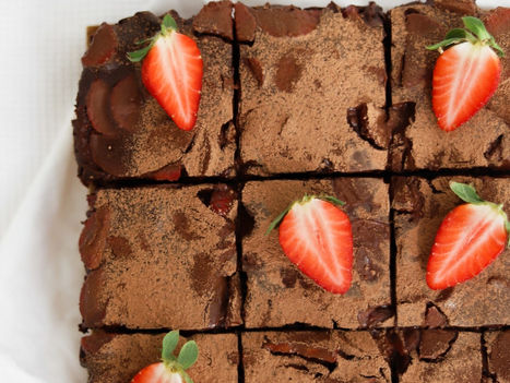 Brownie Vegan com Morangos e Cobertura de Chocolate