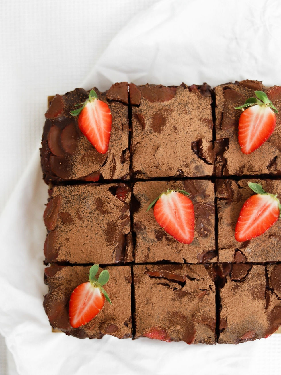 Brownie Vegan com Morangos e Cobertura de Chocolate