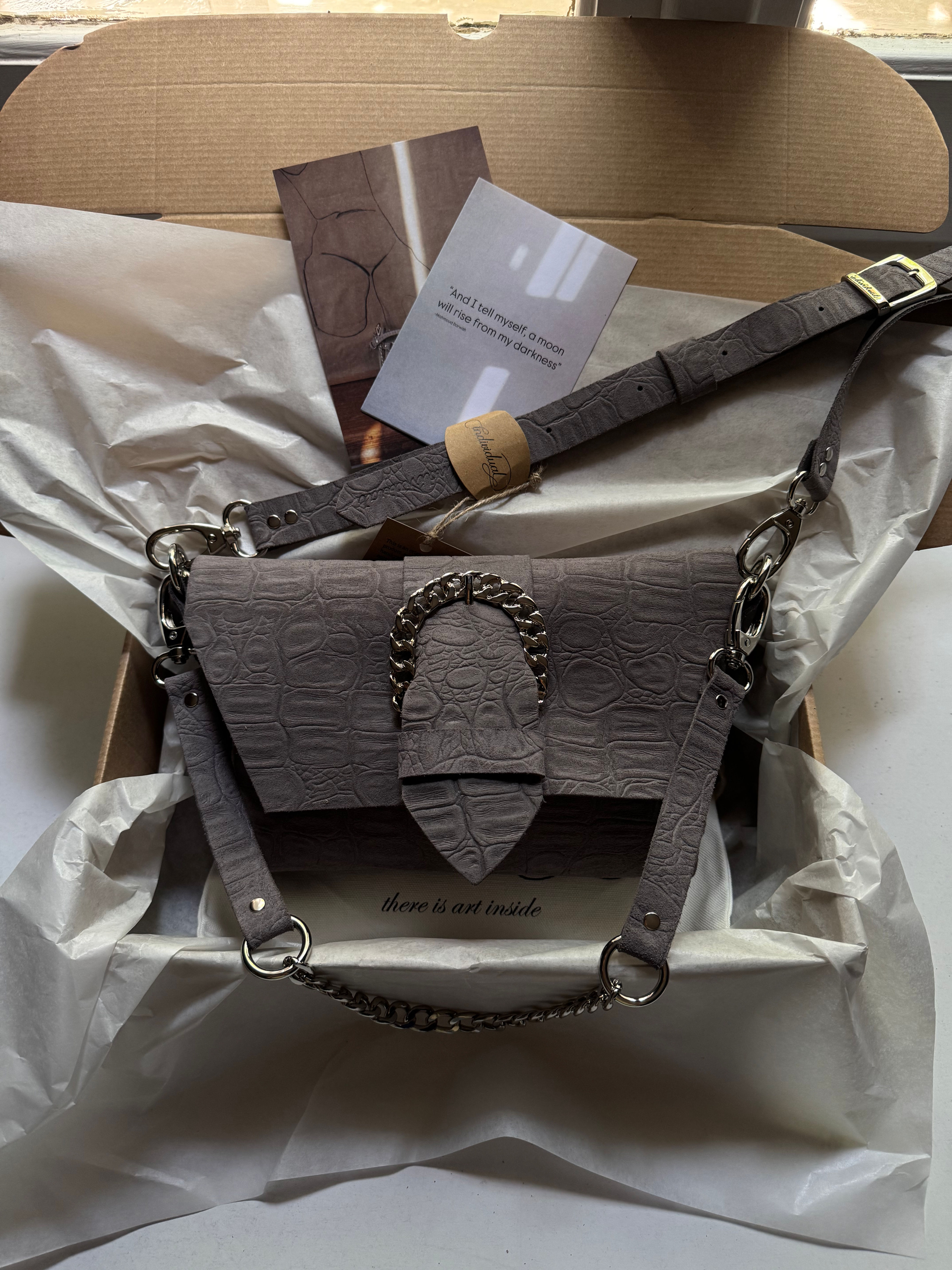 “Moving on" shoulder bag, grey suede, nickel, sample