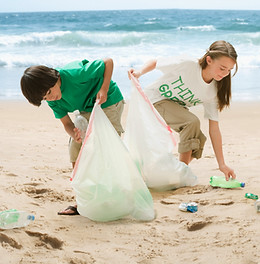 Niños limpiando la playa