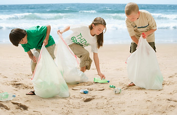 Niños limpiando la playa