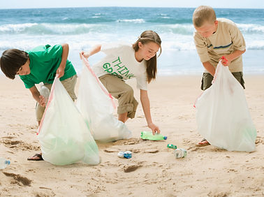 Niños limpiando la playa