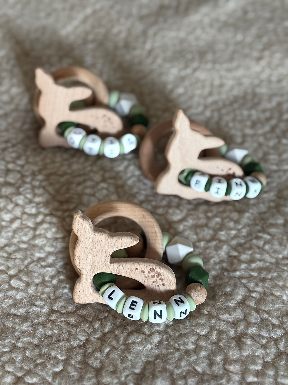 Handgemaakte houten kralen in neutrale tinten, zorgvuldig geslepen en getest op splintervrijheid.