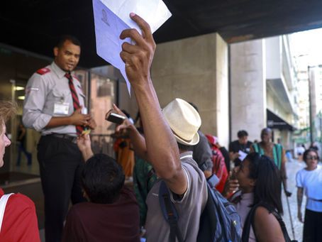 Line at the IRN office to check the Portuguese citizenship process.