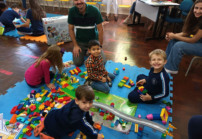 Em nossa turma o projeto Lego foi repleto de alegria, com muita aprendizagem e imaginação. Cada sessão foi pensada e planejada para fazer uso do material de forma lúdica e vários recursos foram utilizados para explorar os conceitos STEAM, inúmeras habilidades foram desenvolvidas. A cada sessão houve maior colaboração das crianças, trabalho em equipe, assim foram evoluindo em suas produções. O grupo construiu uma super pista, túnel, pracinha e pista de trem.