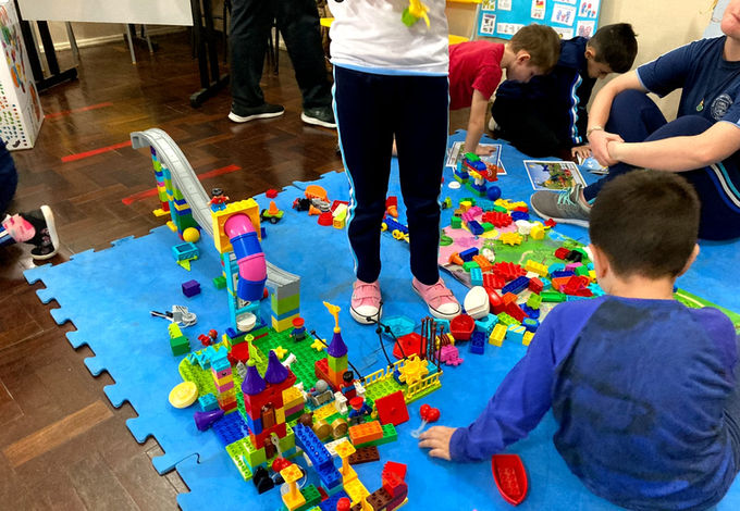 Projeto Lego foi incrível e encantador, vivenciamos momentos de alegria e aprendizagens significativas. Cada sessão foi planejada para fazer uso do material de forma lúdica e vários recursos foram utilizados para explorar os conceitos STEAM, inúmeras habilidades foram desenvolvidas. A cada sessão houve evolução na equipe, alunos foram evoluindo em suas criações. Grupo criou sua mini cidade com rampas, ponte, castelo, pracinha, carrinhos, “Lego: o melhor projeto desta escola”.