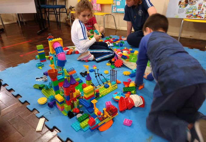 Projeto Lego foi incrível e encantador, vivenciamos momentos de alegria e aprendizagens significativas. Cada sessão foi planejada para fazer uso do material de forma lúdica e vários recursos foram utilizados para explorar os conceitos STEAM, inúmeras habilidades foram desenvolvidas. A cada sessão houve evolução na equipe, alunos foram evoluindo em suas criações. Grupo criou sua mini cidade com rampas, ponte, castelo, pracinha, carrinhos, “Lego: o melhor projeto desta escola”.