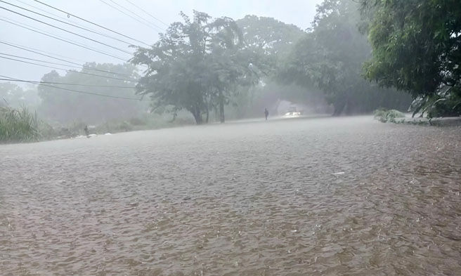 National Highway sa Zambales nagmistulang dagat dahil sa walang tigil na ulan