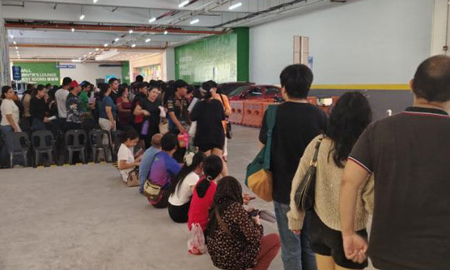 Isang mall dinagsa... Mga kabataan humabol sa pagpaparehistro para sa BSKE