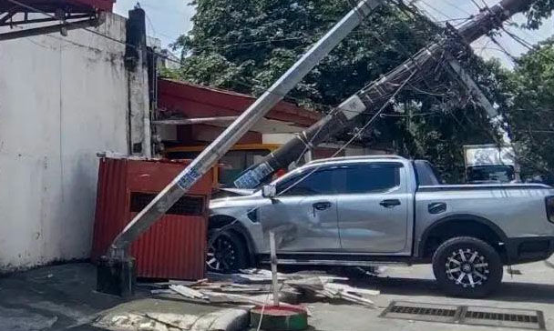 Pickup truck na nang-araro sa Brgy. North Fairview, Quezon City - Philippine Red Cross - QC