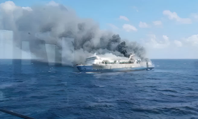 Mutiara Sentosa 2 ferry nasunog sa Madura, Indonesia