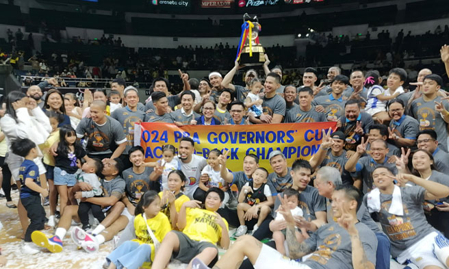 Ang pagtaas ng Governor's Cup trophy ng Talk 'N Text Tropang Giga nang magkampeon sa PBA sa tuwa ni coach Chot Reyes. (Reymundo Nillama)