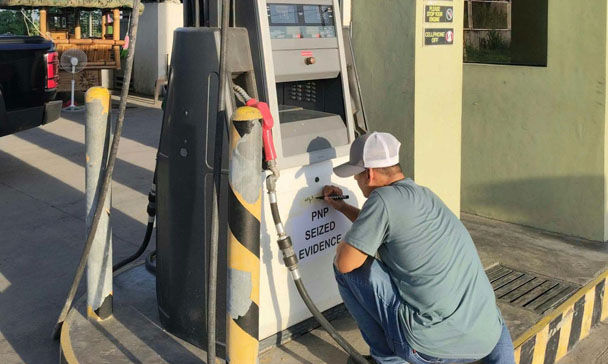 Cashier, 3 pump attendants huli sa ilegal na bentahan ng petrolyo