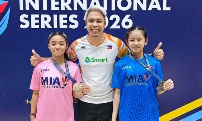 Sina Seanna Reign Berce at Psalm Tablante kasama ang kanilang coach nang mag-silver medal sa katatapos na Philippine International Badminton Junior 2026 Series.