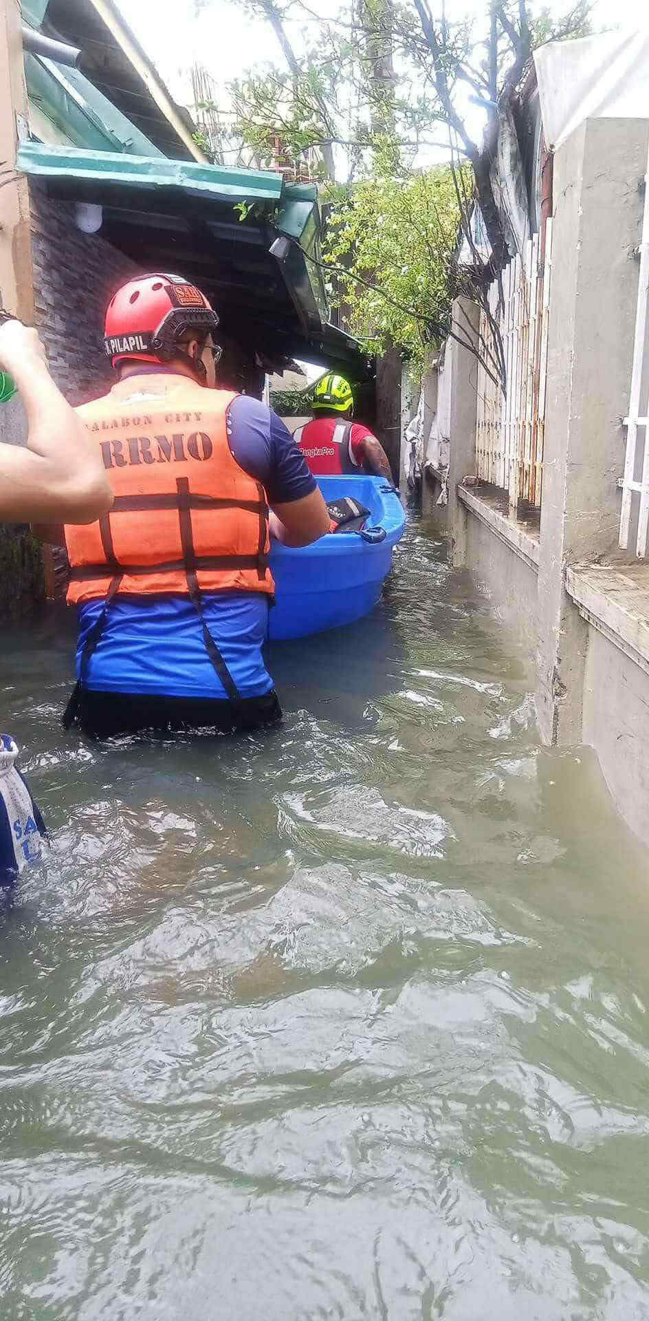 Nagpadala ang Pamahalaang Lungsod ng Malabon ng mga rescue boat sa pamamagitan ng City DRRMO para tumulong sa paglikas sa mga apektadong pamilya nang muling tumaas ang tubig-baha na dala ng high tide makaraang bumigay nitong Sabado ng umaga ang inilagay na mga sandbag sa nasirang pader Celeste St., Brgy. San Jose, Navotas City.