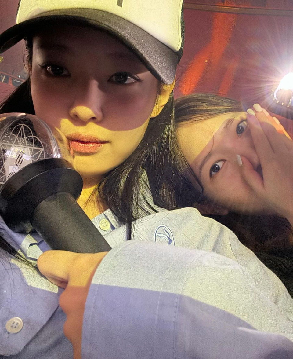 Photo: 2NE1 Concert / Instagram / Jennie / Dara