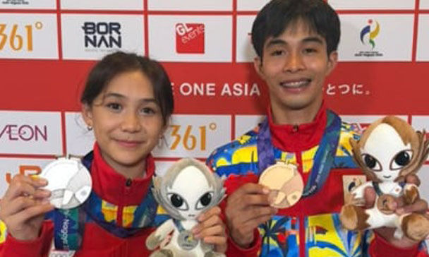 Sina Candelaria at Yape nang magwagi ng medalya sa Asian Games. (pocmedia)