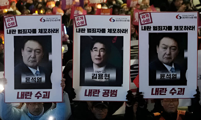 Hawak ng mga protesters ang larawan nina South Korean President Yoon Suk-yeol at dating Defence Minister Kim Yong-hyun, Dec. 5, 2024 -  December 5, 2024 Ahn Young-Joon-AP Photo