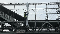 Nagligpit ng tarp sa paparating na bagyo.jpg