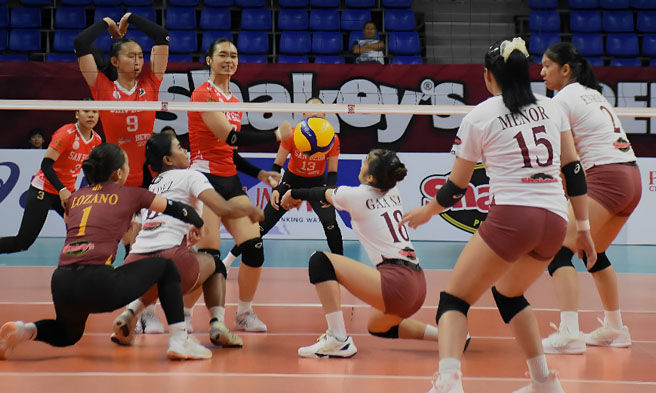 Nakuha ni #18 Nicollete Anne Gaa ng Perpetual Help Lady Altas ang bola na binanat ni #9 Janelle Bachar ng San Beda habang nakaabang si #6 Edel Mae Valdez sa 2026 Shakey's Super League Unity Cup - Ben Maniclang
