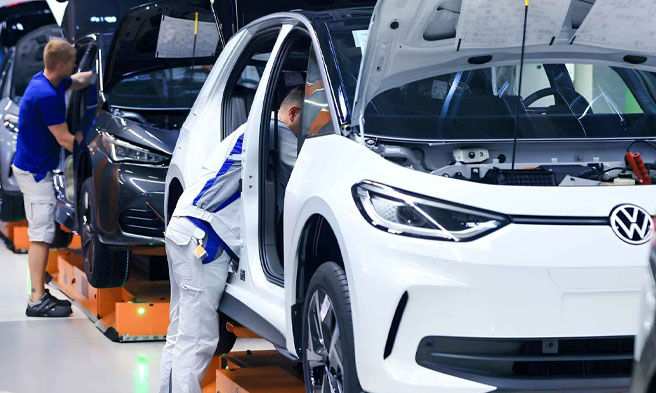 Atras sa kompetisyon, mga planta magsasara... 100K trabaho sa Volkswagen, nanganganib sa 2030