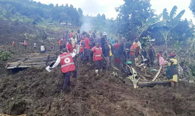 Pag-search ng mga Red Cross workers matapos ang landslide sa Uganda - Irene Nakasiita / Associated Press