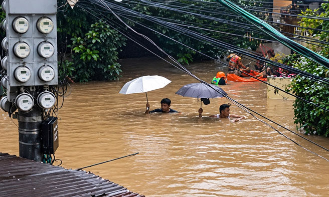 Lumusong sa hanggang dibdib na baha, flood - JT