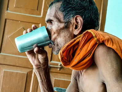 Por que os idosos bebem menos água no inverno e como evitar complicações
