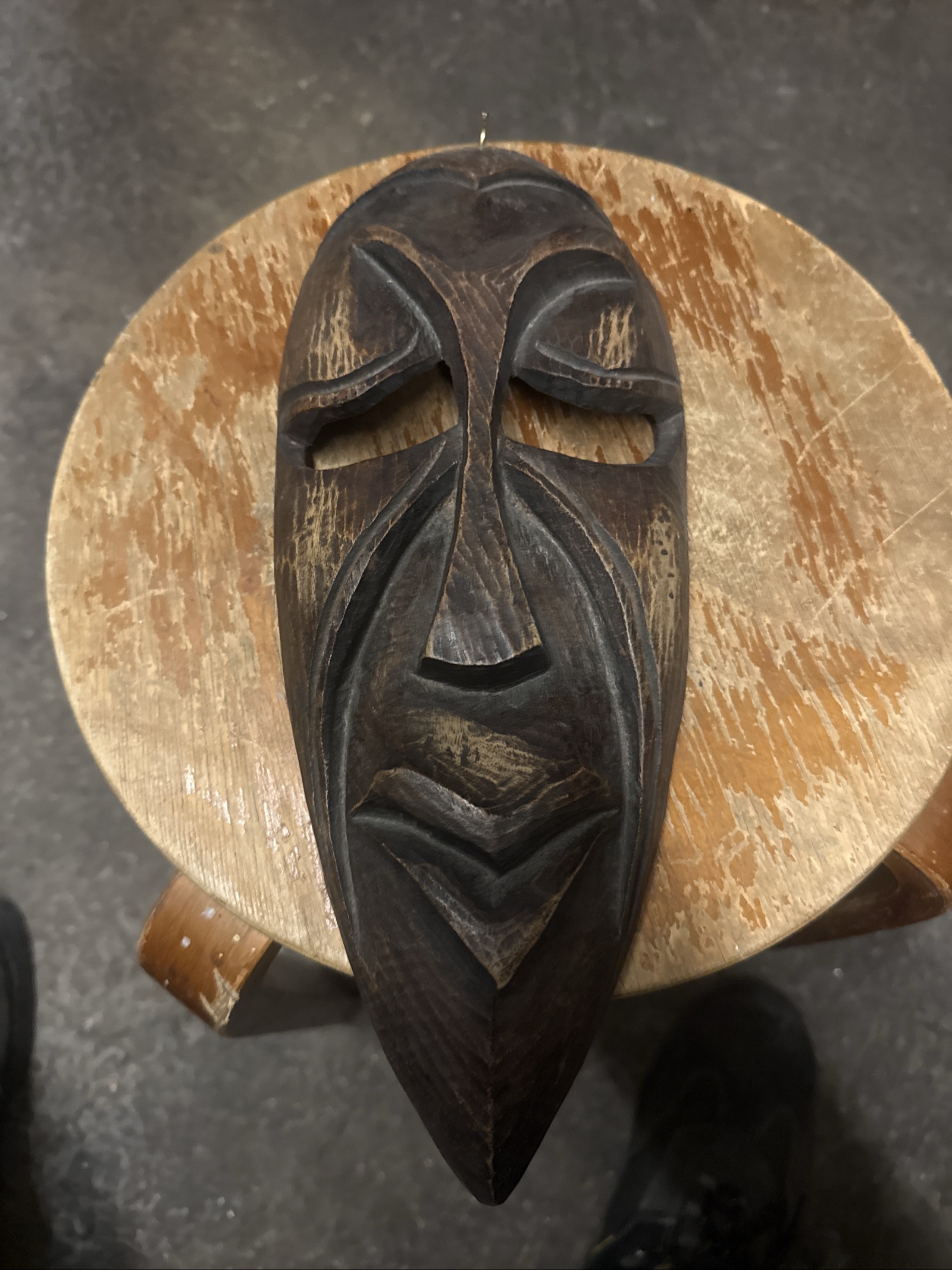 Masque artisanal en bois sculpté