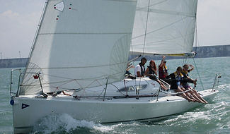 Voilier Grand Surprise avec équipage en navigation