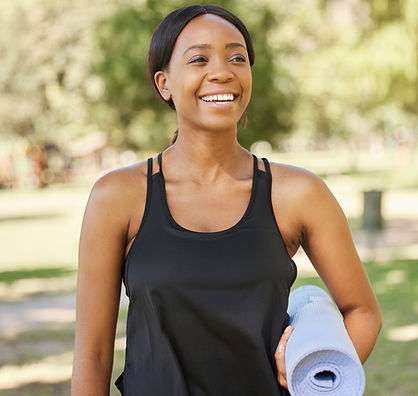 tapete-de-exercicios-de-ioga-e-atencao-plena-com-uma-mulher-negra-em-um-parque-ao-ar-livre