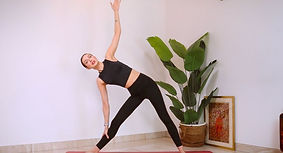 trikonasana, postura de yoga in picioare, aplecare laterala pentru a intarii cooana si lungii muschii picioarelor