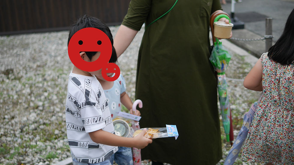 やさいごーチップスを受け取る子どもの様子