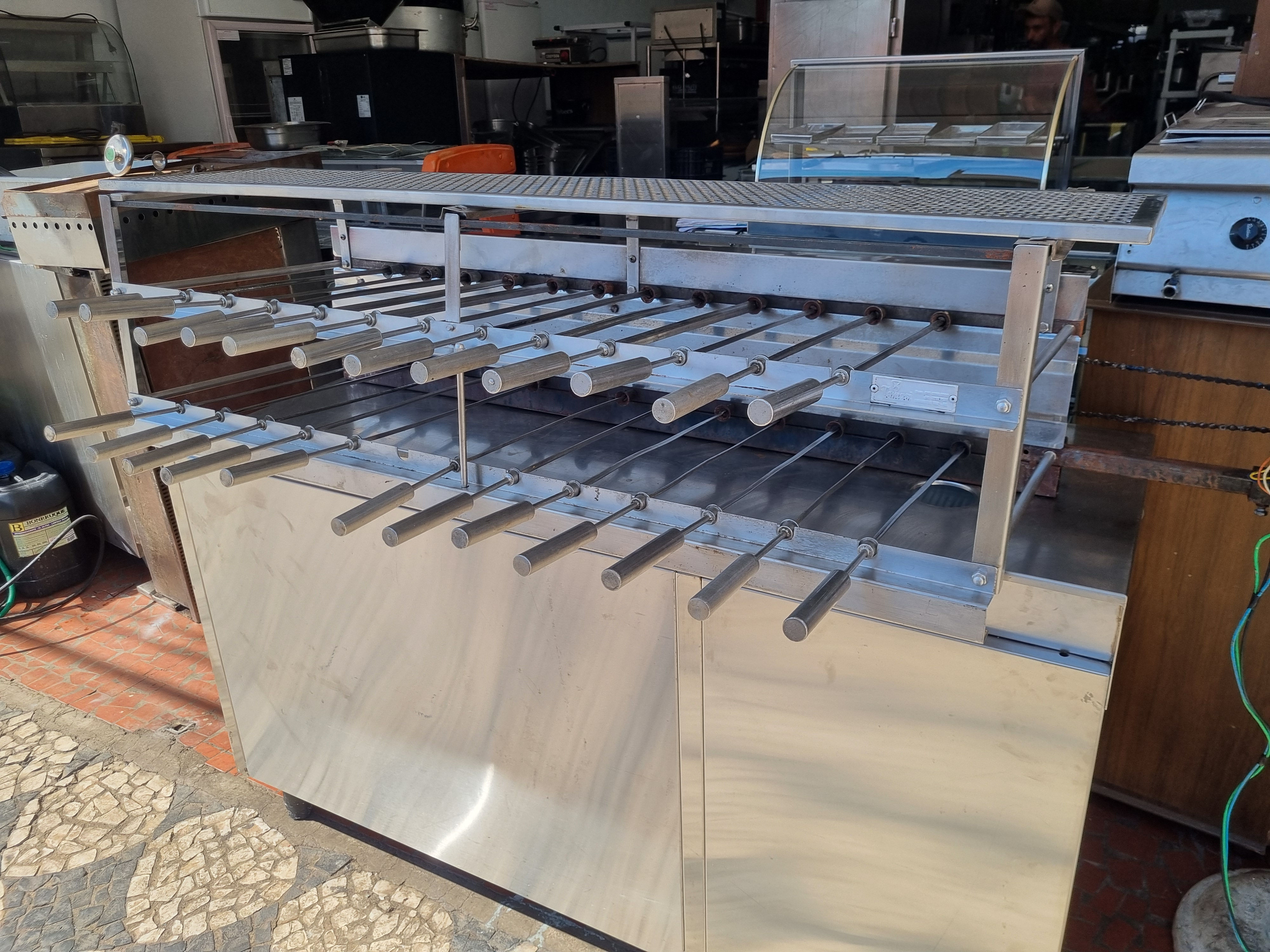 Churrasqueira Rotativa Profissional para Alvenaria 25 Espetos 2 Galerias Tomasi
