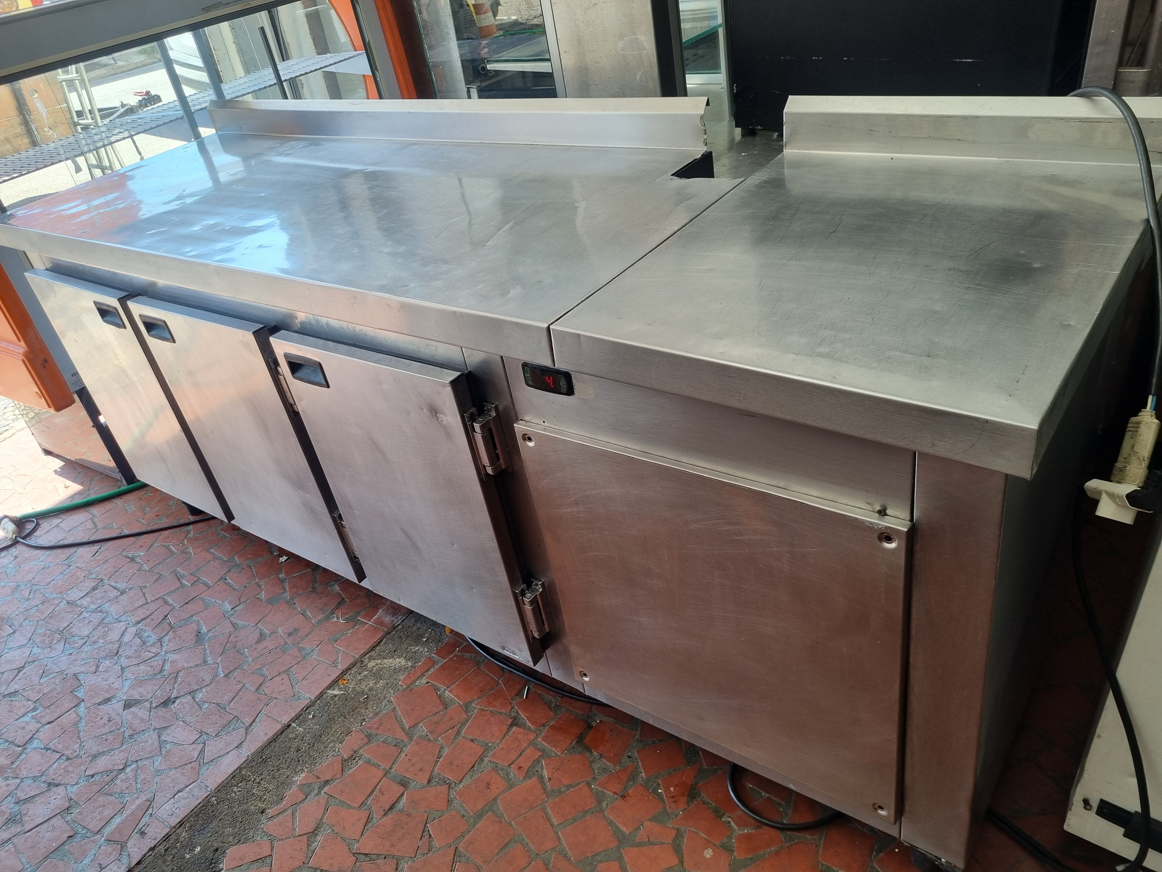 Balcão de Encosto Refrigerado com 3 Portas -2 mtrs 220v